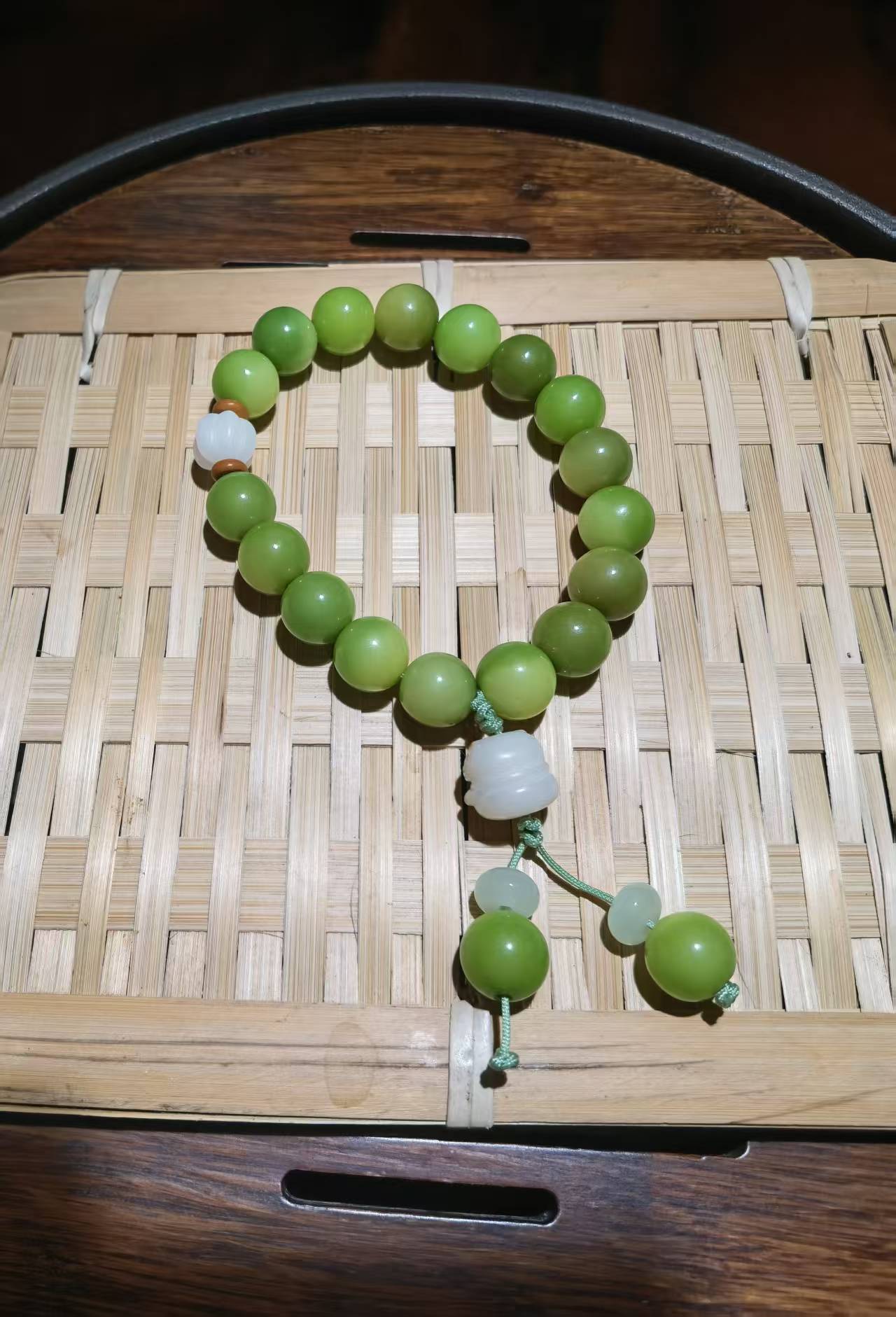 XD735 Bracelet  exquisite lotus seed rosary